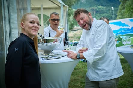 Leuk, le 17 septembre 2023 , Parcours gourmand sur le golf de Leuk, en compagnie de plusieurs chefs étoilés, ici Marie Robert,ici avec Pierrick Suter qui nous présente sa raviole bicolore de truite au yuzu, crémeux de petits pois , avec aux vin le domaine Jean rené Germanier en compagnie de Gilles Besse© Sedrik Nemeth