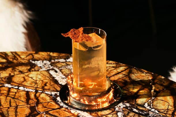 Vesuvio by Kevin Osbat Barkeeper Kevin Osbat mixt Drinks in der Ferme Saint-Amour, Gstaad für Swiss Mountain Spring