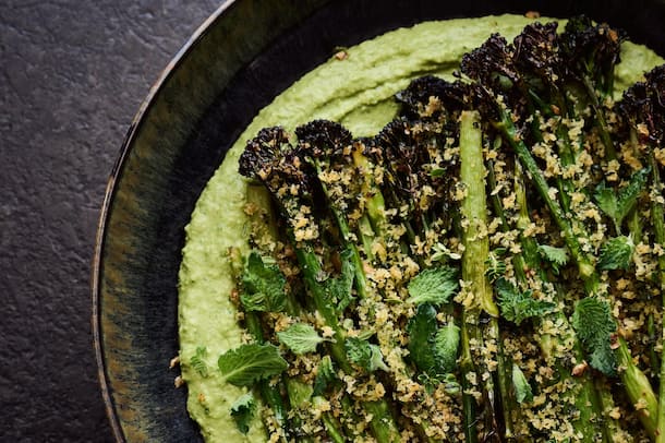 Wilder Broccoli mit Pistazien-Hummus Tanja Grandits: Wilder Broccoli mit Kräuterbrösel und Pistazien-Hummus