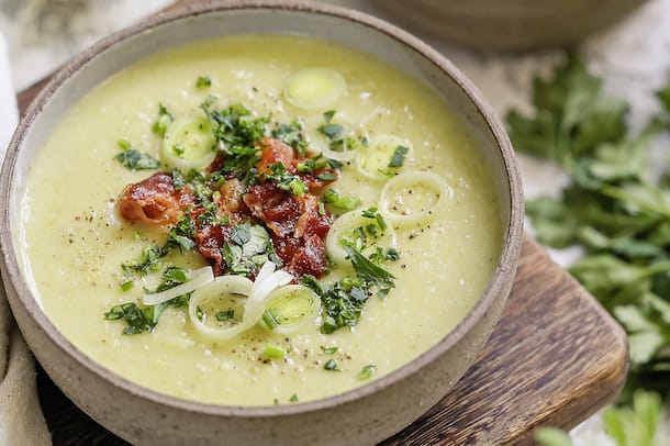 Kartoffel-Lauch-Suppe mit Speck-Crunch Kartoffel-Lauch-Suppe