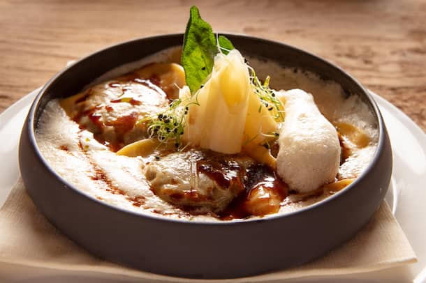 Ravioli mit Yakfleisch-Füllung & Nussbutter Hausgemachte Ravioli vom Lauener Yak von der Gelten-Alp mit Nussbutterschaum und Salbei-Jus