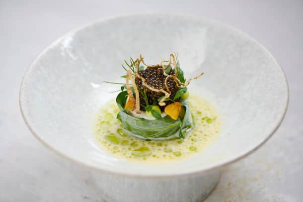 Stör-Tatar, Beurre blanc & Kristal Kaviar Stör mit Kaviar, Austernkraut und Yuzu-Wasabi-Öl