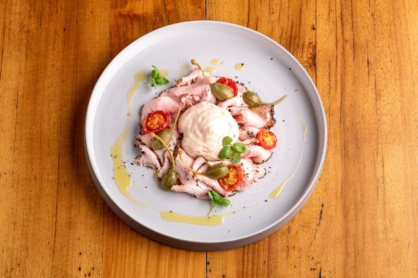 Vitello Tonnato by Mike Wehrle Die Bilder dürfen im Zusammenhang mit dem Buch «Seven Kitchens»! Das Kochbuch von Mike Wehrle verwendet werden. Copyright liegt bei Michael Wissing «Seven Kitchen» von Mike Wehrle, Corporate Culinary Director der Bürgenstock-Collection. 143 Rezepte, fotografiert von Michael Wissing.
