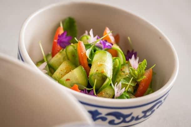 Thai-Gurkensalat by Stefan Heilemann Stefan Heilemann, Widder, 2023: Tom Yum mit Kaisergranat