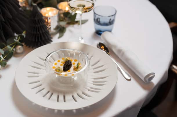 Mousse vom Aal  mit Kaviar & Eigelb  Mousse vom Bodensee Aal mit Kaviar und Eigelb - Weihnachtsmenue von Stefan Jaeckel, Storchen Zuerich - November 2023 - Copyright Olivia Pulver