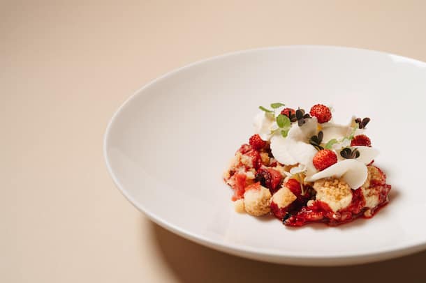 Erdbeer-Crumble mit Vanille-Chantilly Erdbeer-Crumble mit Vanille-Chantily - Noemi Bernard, Sternen Walchwil - Zu Besuch beim Buurgarte Boog Hünenberg - Juni 2024 - Copyright Olivia Pulver