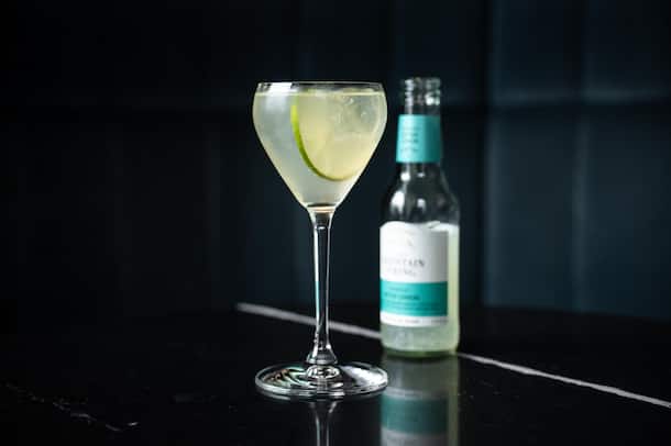 Capri Tea by Colin Field  Capri Tea Weinglas 2cl Vodka Belvedere 4cl Limoncello Auffüllen mit Swiss Mountain Spring Bitter Lemon Zitronenscheibe