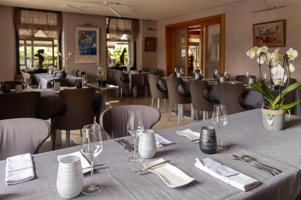 Hôtel de la Gare Besuch bei dem Restaurant 'La Table de Suter', Chef Pierrick Suter,Lieblingsrlokal von Bundesrat Guy Parmelin. Fotografiert am 29.06.2023 in Lucens INNENAUFNAHMEN RESTAURANT