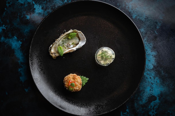 Fraîche déclinaison d'huître Nouvel-An: à Carouge, de la licorne à l’apéro À L’Agape (14/20), Jeremy Verqueire propose un trio d’huîtres, qu’il marie à un mousseux vaudois signé Bolle.