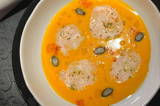 Kürbis-Velouté mit Jakobsmuscheln Rezept: Kürbissuppe, Olivier Jean, The Woodward, Genf