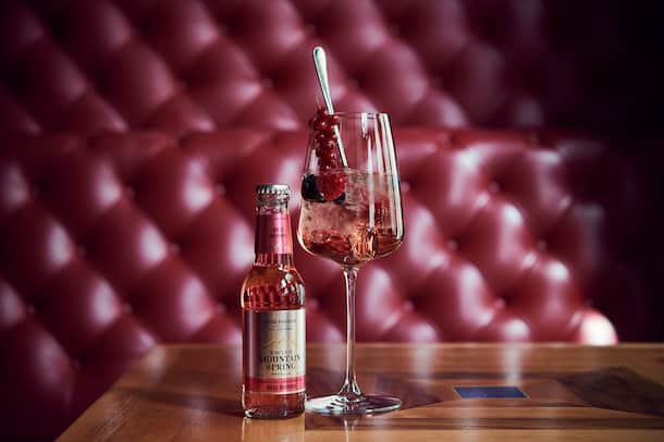 BB - der Sommercocktail Wolfgang Mayer, Barchef der Widder Bar in Zürich, mixt Drinks mit Mountain Spring Tonics. Am 22. April, Widder Bar Zürich.