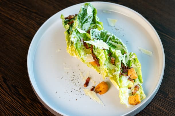 Caesar Salad by Mike Wehrle 13.08.2024, Buergenstock Resort, Mike Wehrle, Gericht Ceasar Salad (photo by Remy Steiner for Gault Millau)