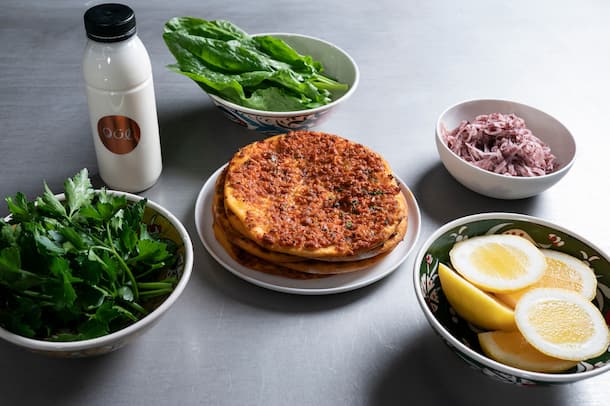 «Gül»-Lahmacun von Elif Oskan Instagram Live Workshop mit Elif Oskan zeigt den Bestseller ihres Restaurants Gül: Lahmacun mit Pascal Grob von Züri isst