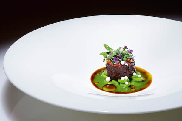 Wagyū-Bäckchen mit Bärlauch & Spargel Heiko Nieder Rezept WAGYŪ-BÄCKCHEN MIT BÄRLAUCH, GRÜNEM SPARGEL UND BBQ-SAUCE