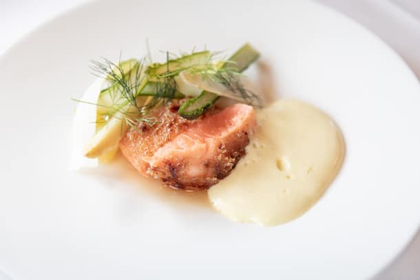 Karamellisierter Lachs mit Spargeln & Kartoffeln Gericht von Noémie Bernard Sternen Walchwil 2022