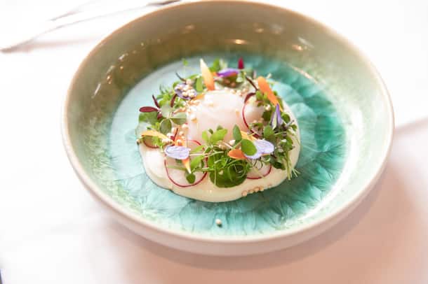 Walchwiler Stundenei mit Kräuterkranz Vorspeise Gericht von Noémie Bernard Sternen Walchwil 2022