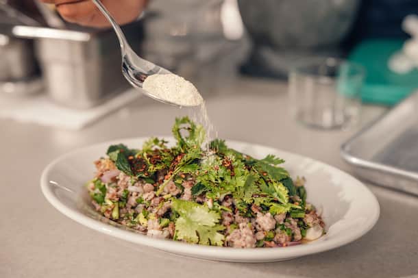 Thailändischer Hackfleisch-Salat «Larb» Live-Masterclass mit Patrick Schindler von Soi Thai