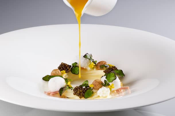 Weisser Spargel mit Kresse, Ei & Kaviar Weisser Spargel mit Kresse, Ei und Kaviar