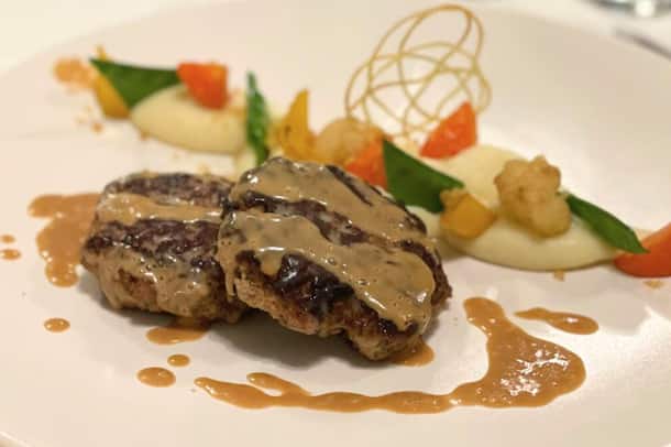 Hacktätschli mit Rahmsauce by Seppi Kalberer Hommage an Seppi Kalberer (Schlüssel Mels): Hacktätschli-Rezept mit Cognac-Rahmsauce, die etwas Zeit braucht.