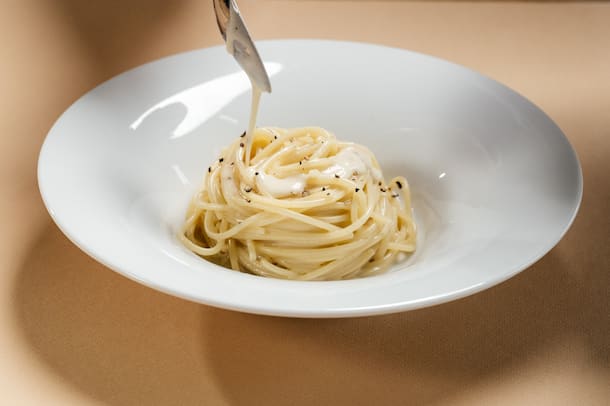 Préparez de délicieux spaghetti Cacio e Pepe Antonio Colaianni, Ristorante Ornellaia, Spaghetti Cacio e pepe; Pecorino Romano; Parmigiano Reggian;