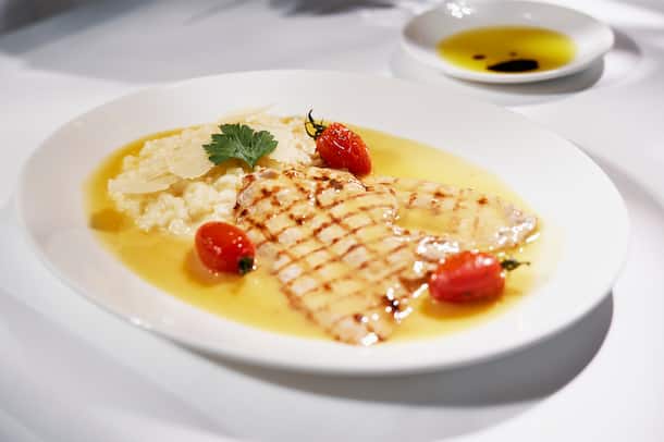 Scaloppine al limone con Risotto Parmigiano Scalopine al Limone con Risotto Parmigano von , Marco Colucci, La Cucina, Luzern, Oktober 2023, Foto Lucia Hunziker