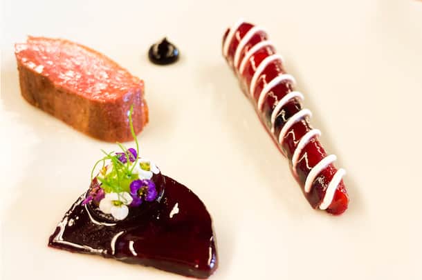 Dry Aged Ente mit eingemachten Randen & Jus Ente & Rande