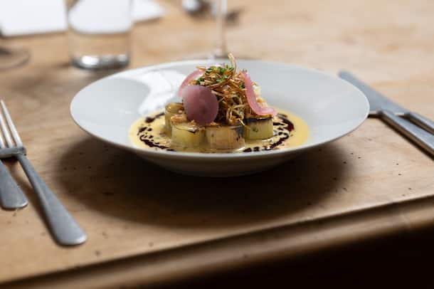 Satt Oerlikon-ReportFotografiert am 19.11.2026 in OerlikonRestaurant SattGericht: GESCHMORTER LAUCH, Rauch-Beurre Blanc, Kürbiskernöl, Baumnüsse, eingelegte rote zwiebeln