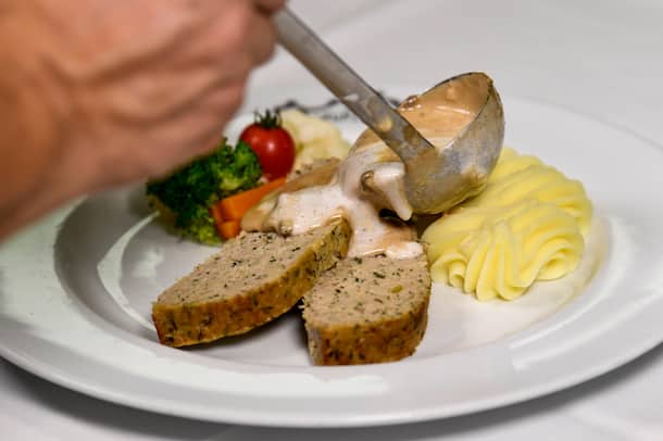 Kalbshackbraten à la Kaufleuten 28.10.2019; Zrich: Carl F. Bucherer im Kaufleuten Zrich - Viola Tami kocht; Hauptgang, Braten mit Kartoffelree und Gemse. © Valeriano Di Domenico