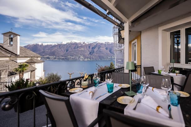 Il Pino 27.03.2025; Ronco S/Ascona; Il Pino Restaurant: Ãbersicht und Aussenaufnahme Restaurant il Pino. Blick von der Terrasse aus auf den Lago Maggiore. © Valeriano Di Domenico
