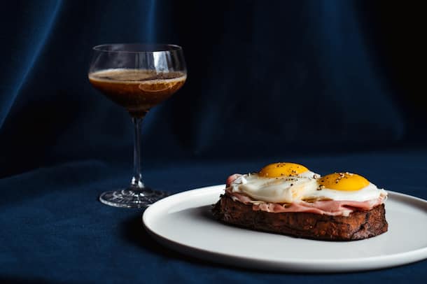 Strammer Max Strammer Max, Pilzconsommée mit Ei - Restaurant Rosi, Chefkoch Markus Stöckle, Zürich - Dezember 2019 - Copyright Olivia Pulver