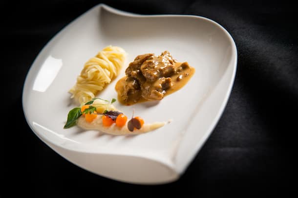 Dani Jann serviert Gitzi-Voressen Restaurant Adler, Romana und Dani Jann 2020