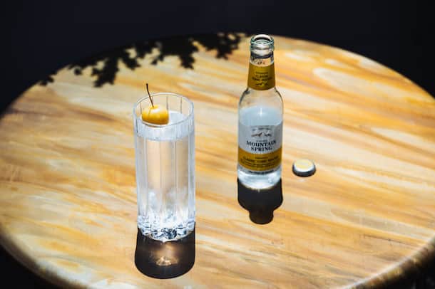 Julie’s Highball by «1838» Julie's Highball Eco GinApfellikör Sellerie-Bitters Salzlösung Aufgefüllt mit SMS Tonic Water