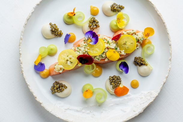 Saumon confit, chou-fleur, caviar, par Caloué Champagne Perrier_Café des Banques Yoann Caloué