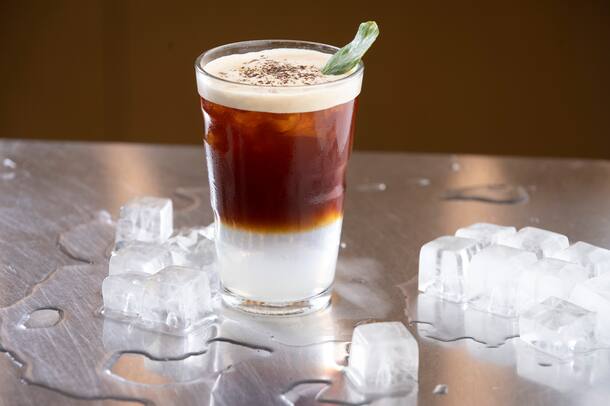 Mocktail café-citron Louis Villeneuve,ancien maitre d'hotel à l'Hotel de ville de Crissier présente 4 cocktails de à base de café froid en collaboration avec Nespresso. Café citron