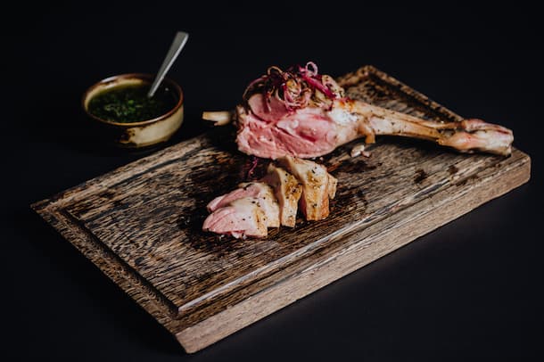 Milchlamm-Schlegel mit Gremolata Milchlamm Luma Delikatessen