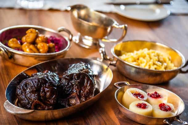 Hirschhaxe mit Spätzli & Rotkraut by Tuor Hirschhaxe mit Spätzli und Rotkraut by Raphael Tuor