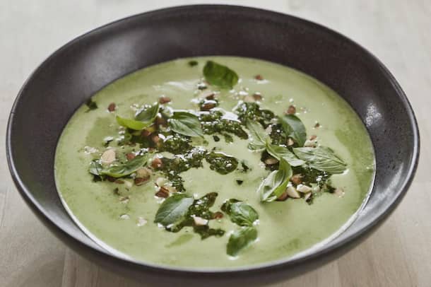 Bohnensuppe mit Basilikum-Mandel-Pesto Bohnensuppe mit Basilikum-Pesto