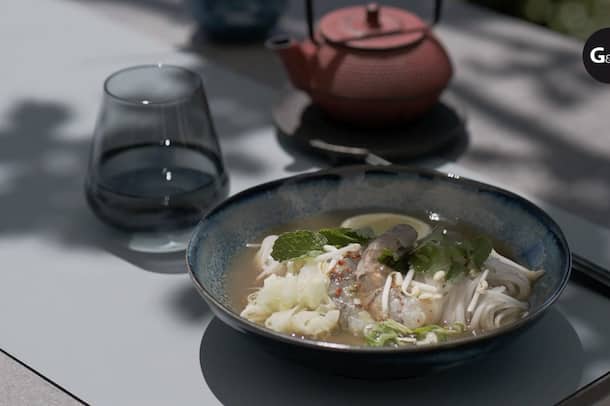 Spicy Pho mit Swiss Shrimps & Reisnudeln Hero Media Video Spicy Pho by Philipp Heid Juni 2021
