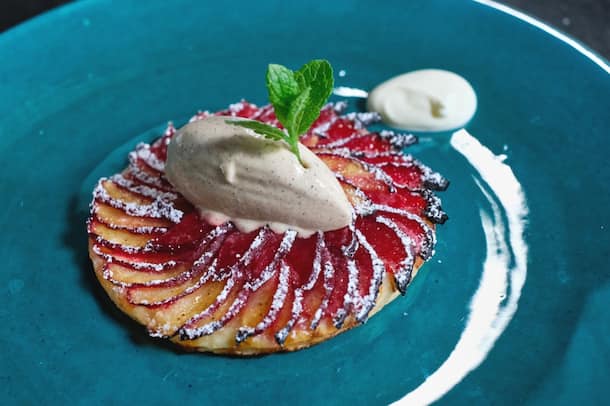 Zwetschgen-Tarte Zwetschgen-Tarte ohne Globus Logo by Andreas Caminada