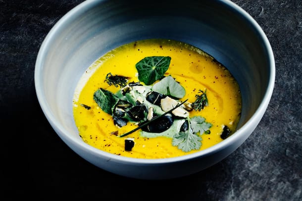 Kürbissuppe mit Kräutercrème VELOUTÉ VON NIZZA-KÜRBIS, KRÄUTERCREME – Jean Sulpice