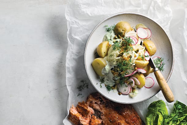 Cremiger Kartoffelsalat mit Kräuterjoghurt s.88i89_cremiger_kartoffelsalat_mit_krauterjoghurt_knaller-salate