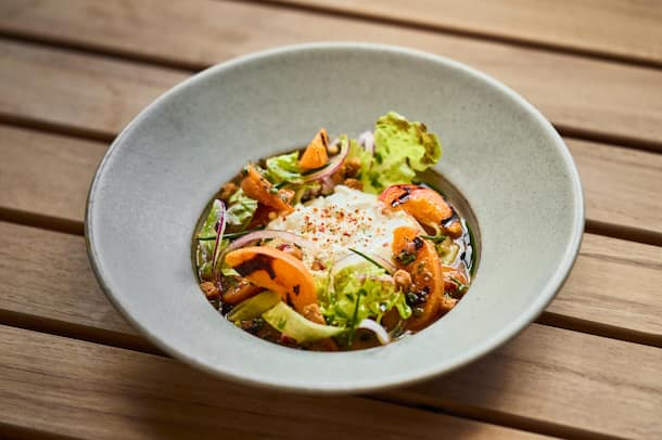 Burrata mit Aprikosen-Salsa by Mitja Birlo Burrata mit gegrillten Aprikosen Mitja Birlo