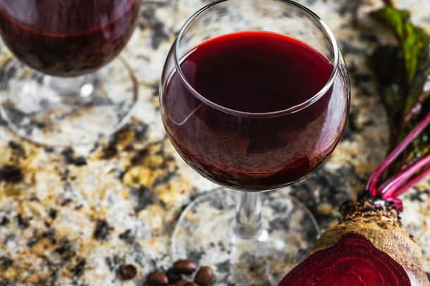 Alkoholfrei: «Wein» aus Kaffee und Rande Die besten Drinks ohne Alkohol, Buch von Manuel Vaziri erschienen im Schweizer LandLiebe Verlag.