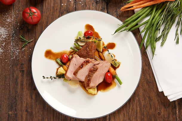 Kalbsrücken & -Schulter auf Gemüsesalat Rezept: Kalbsrücken & -Schulter auf Gemüsesalat