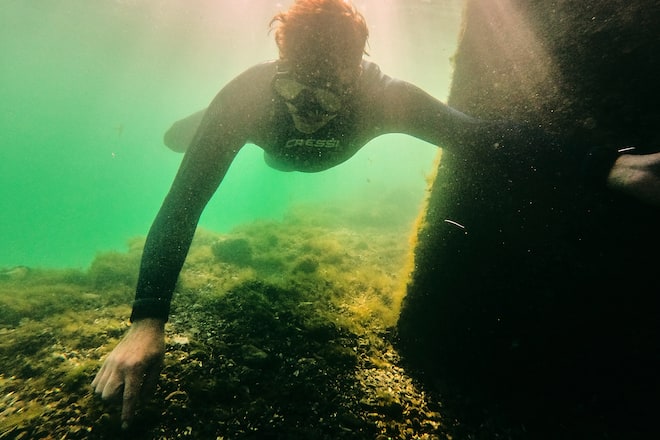 Chef Lenny Hartmann vom Drei König Luzernbeim Muscheltauchen in der Reuss. Trüschenzucht Vierfisch am RotseeInhaber Patrick Kull und Christian Zbinden