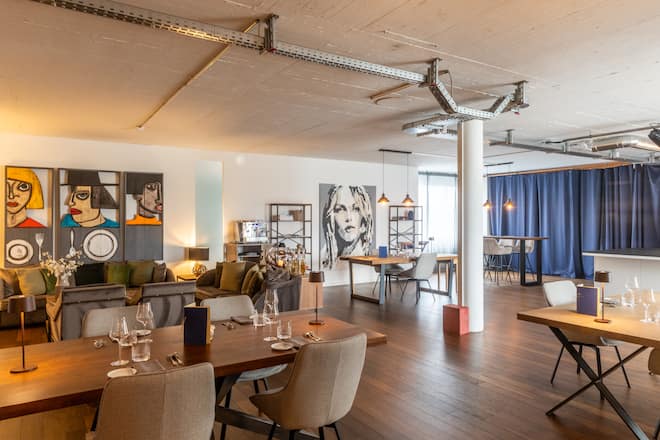 The Dining Room, Cham mit Gastgeberin Johanna Hagen und KüchenchFotografiert am 5 Juli 2024AUF DEM FOTO: Lokalität als Ganzes, Wohnzimmercharakter!