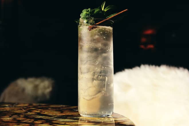 Barkeeper Kevin Osbat mixt Drinks in der Ferme Saint-Amour, Gstaad für Swiss Mountain Spring