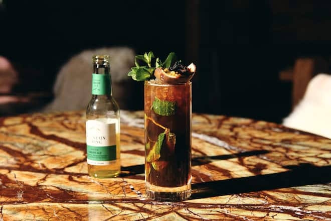 Barkeeper Kevin Osbat mixt Drinks in der Ferme Saint-Amour, Gstaad für Swiss Mountain Spring