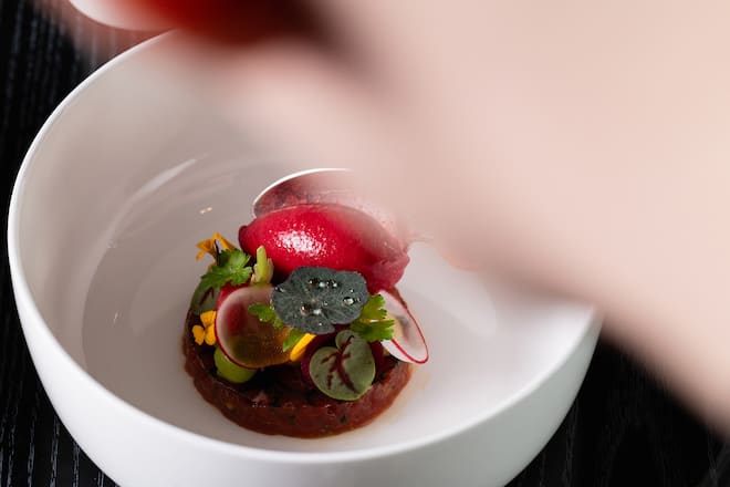 Oberländer Rindstartar, Randen-Yuzu, Meerrettich, Buttermilch, Portrait Restaurant Hotel Seepark und Sascha Spring, 14. Februar 2025, Hotel Seepark in Thun, Copyright Roy Matter