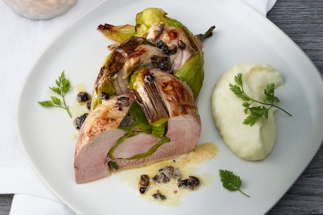 Schweinsfilet mit Lauch zum Zopf gebunden